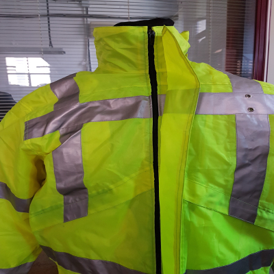 Cazadora impermeable de alta visibilidad